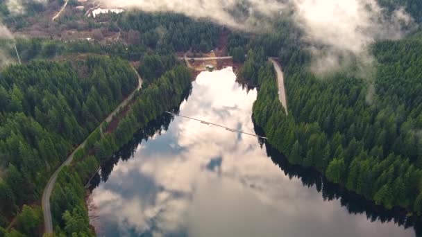 Lago Con Muelle Para Nadar Pescar Rodeado Por Bosque Columbia — Vídeo de stock