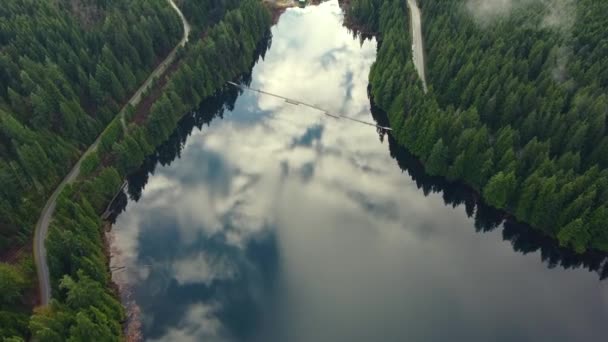 周囲の森と湖の雲の反射 — ストック動画