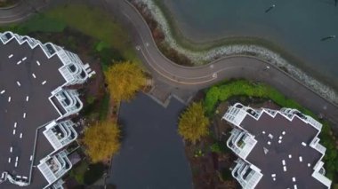 Marina manzaralı Granville Adası 'nın çevresindeki yürüyüş ve bisiklet yolu