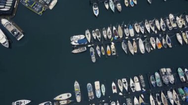 Granville Adası marinasında yatların üzerinden uç.