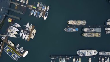 Yelkenli tekneler ve balıkçı gemileriyle marinanın üzerinden uç.