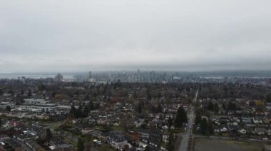 Vancouver şehir merkezi ve Güney Granville evleri yağmurlu bir günde