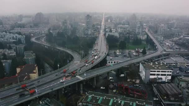 格兰维尔桥在重建期间交通拥挤 雨天交通稀少 朝南看 — 图库视频影像