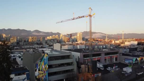 Conjunto Construção Guindaste Vancouver Com Montanhas Fundo Durante Pôr Sol — Vídeo de Stock