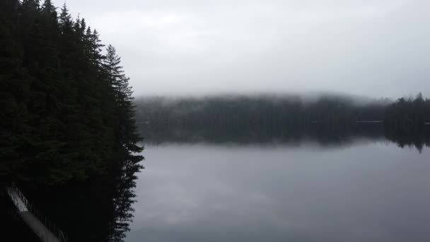 Volare Sul Lago Sasamat Mattino Con Foresta Nebbiosa Della Columbia — Video Stock