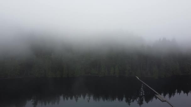 温哥华附近萨萨马特湖的云彩和清晨的森林鸟瞰 — 图库视频影像
