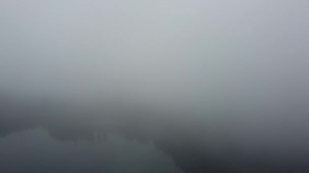 湖面和森林上空的雾和云彩 — 图库视频影像