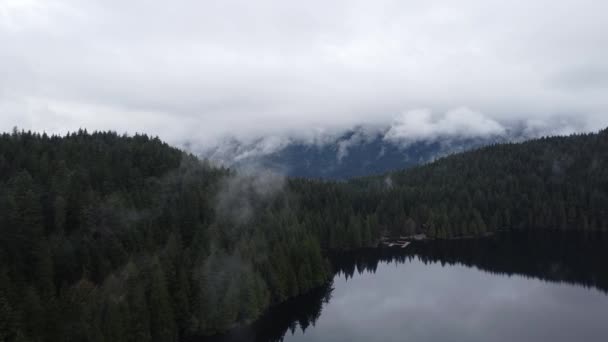 Flyg Över Sjön Skogen Och Genom Molnen Med Berget Vid — Stockvideo