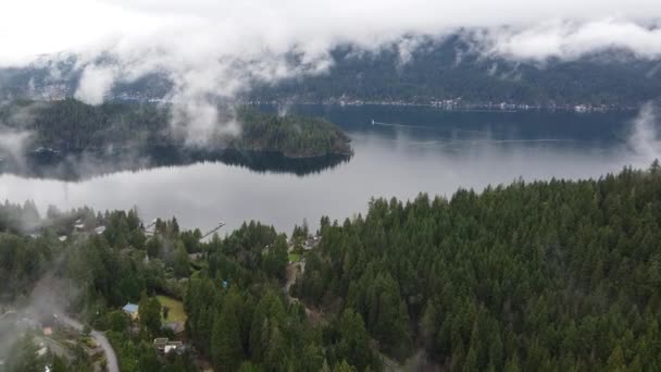 Flyg Över Hus Skogen Med Molnen Och Den Stora Älven — Stockvideo