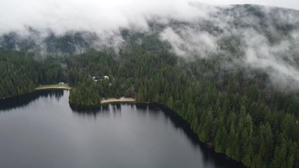 Jezero Malou Pláží Obklopenou Lesem Mraky Ráno Britské Kolumbii — Stock video