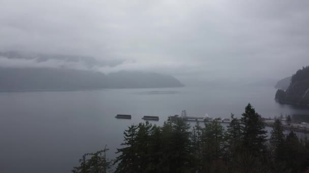 Montañas Cubiertas Niebla Nubes Detrás Del Río Pinos Frente — Vídeo de stock