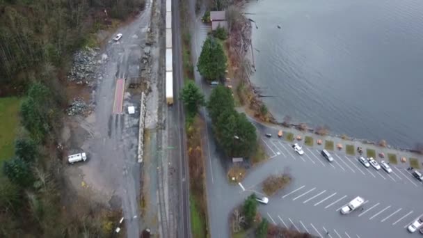 Parkeerplaats Vliegen Met Spoorweg Rivier Aan Zijkanten — Stockvideo