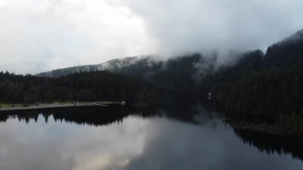 Dağ Ormanı Bulutlarla Kaplı Önünde Göl Var — Stok video