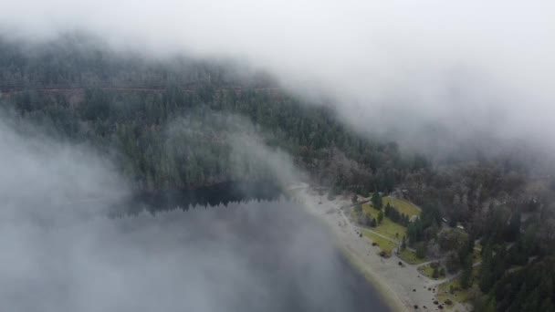 湖上空旷的海滩 空中透过云彩的景色 — 图库视频影像