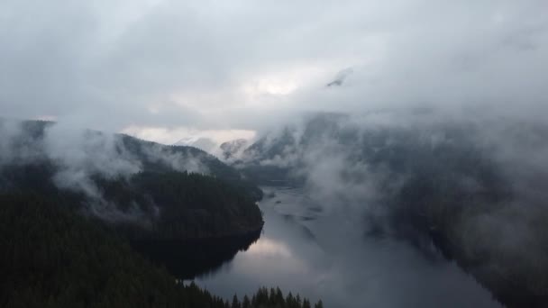 在森林覆盖的群山之间拍摄湖景 — 图库视频影像