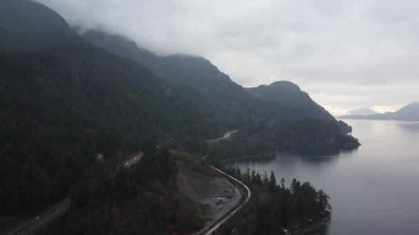 高速道路1川の端と山の森に覆われた — ストック動画