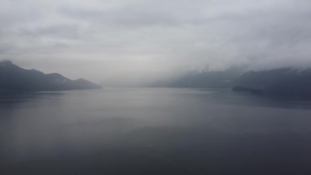 Sjön Dimma Med Bergen Backgrounsen — Stockvideo