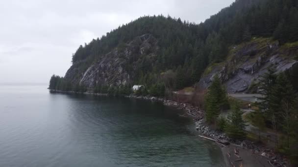 Survolez la rivière avec vue sur les routes et les montagnes 