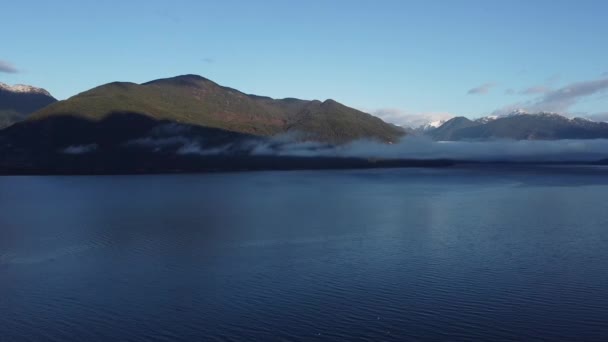 Ранок Річці Горами Низькими Хмарами Спині — стокове відео