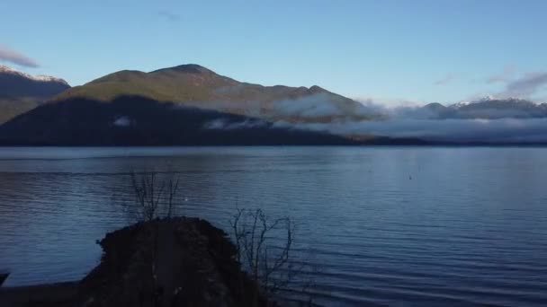 S'envoler avec l'arbre devant le lac ouvrant et les montagnes nuageuses en Amérique du Nord 