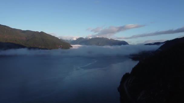 Bergen Met Sneeuw Lage Wolken Boven Rivier Bij Vancouver — Stockvideo