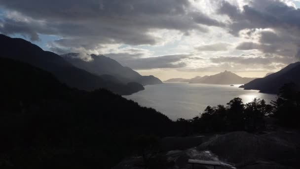 Bergen Met Wolken Warme Stralen Van Zon — Stockvideo