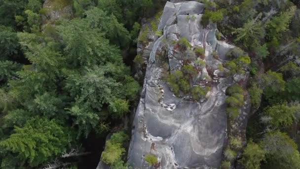Vue aérienne de la pierre avec une forme étrange 