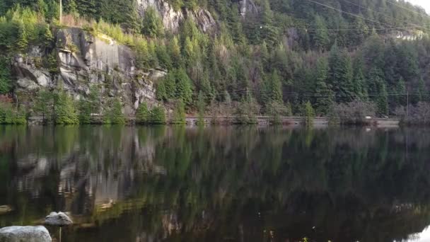 Jezioro Autostradą Tle Ściany Góry Lasu — Wideo stockowe