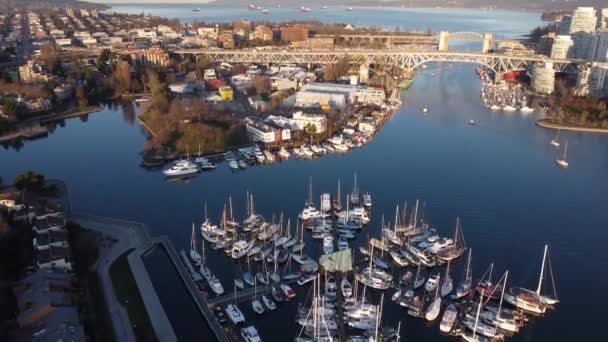 Luchtfoto Van Granville Island Met Burard Bridge Jachthaven Aan Voorkant — Stockvideo