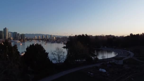 Flyga Över Havet Med Bäcken Och Besegrade Vancouver Bakgrunden — Stockvideo