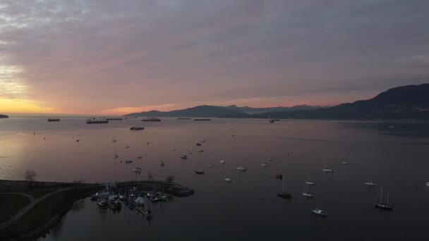 Плавучі Човни Вантажні Судна Англійській Затоці Під Час Сходу Сонця — стокове відео