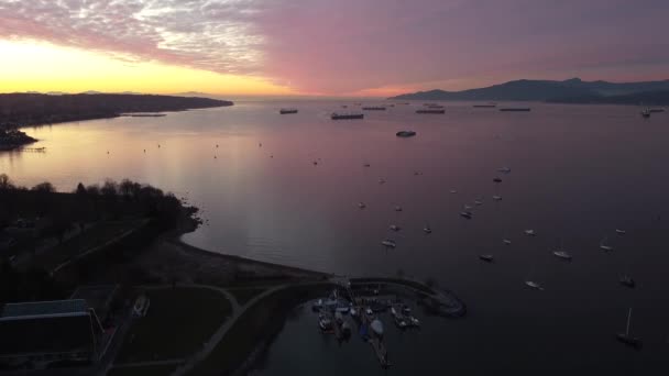 Bir Kargo Gemisi Marinayla Gün Batımında Ngiliz Körfezi Nin Üzerinden — Stok video