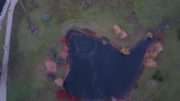 Survolez le lac gelé, la voie verte et la rivière 