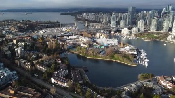 Vue aérienne de l'île Granville et d'une partie du centre-ville de Vancouver 