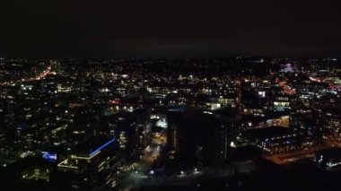 Gece Vancouver Olimpiyat Köyü 'nün üzerinden uç.