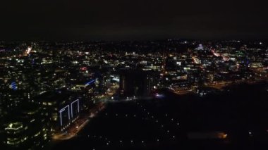 Gece polis arabasıyla Vancouver yollarının üzerinden uç.
