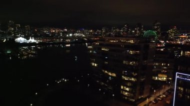 Geceleyin arka planda şehir merkezi olan sahte dere.
