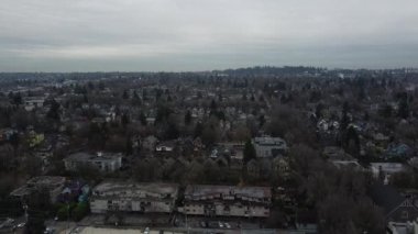 Kuzey Amerika Mahallesi Sonbaharda yeşil ağaçlarla