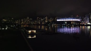 Vancouver 'da gece şehir merkezi ve sahte dere manzarası