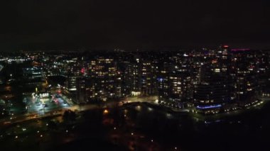 Gece Vancouver 'da yolun üzerinden uç.