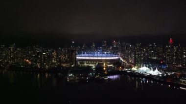 Gece Vancouver şehir merkezi ve Bc Place 'in hava görüntüsü