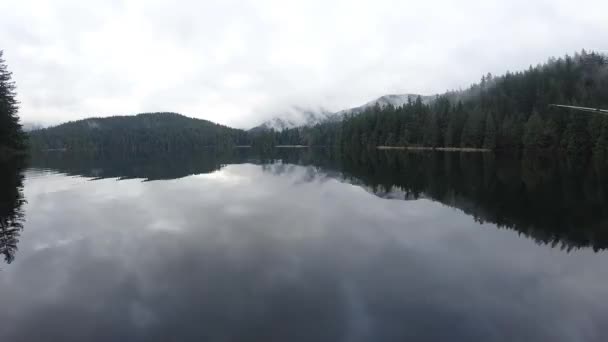 Sabah Gölü Zamanı Orman Arka Planda Dağlar — Stok video