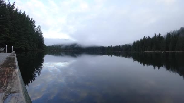 Nuages réfléchis sur le timelapse du lac pendant la pêche 