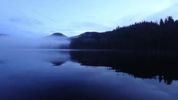 Niebla Del Amanecer Sobre Lago Azul Mañana Desierto Columbia Británica — Vídeos de Stock