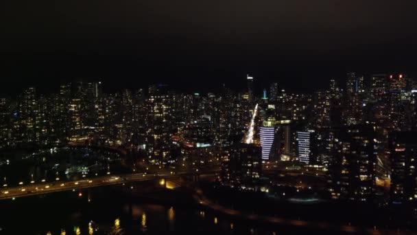 Terbang Atas Jembatan Cambie Malam Hari Menuju Pusat Kota Vancouver — Stok Video