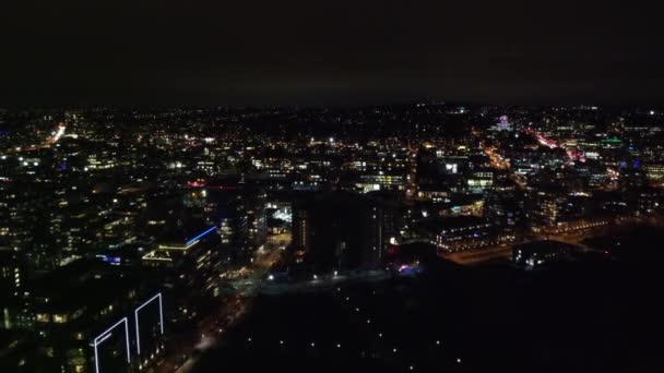 夜のバンクーバーオリンピック村の空中ショット — ストック動画