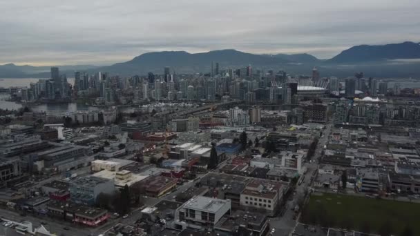 Vlieg Naar Het Centrum Van Vancouver Met Zichtbare Bergen Achtergrond — Stockvideo