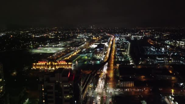 Vue Aérienne Nocturne Autoroute Avec Gare Proximité — Video