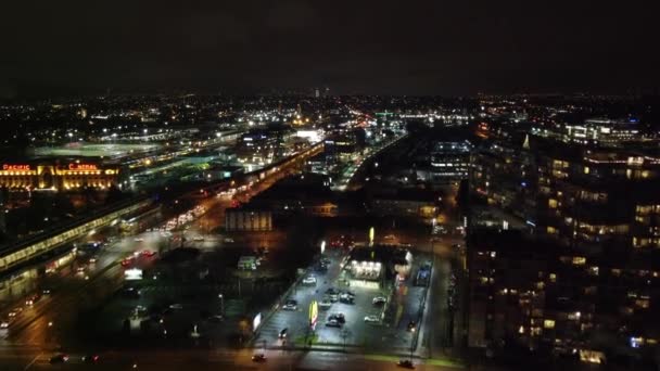 Fliegen Über Nacht Autobahn Und Umgebung Gebäuden — Stockvideo