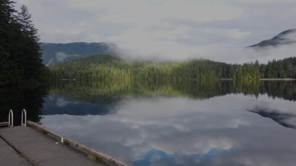 Morgenreflectie Van Bomen Lucht Het Meer — Stockvideo